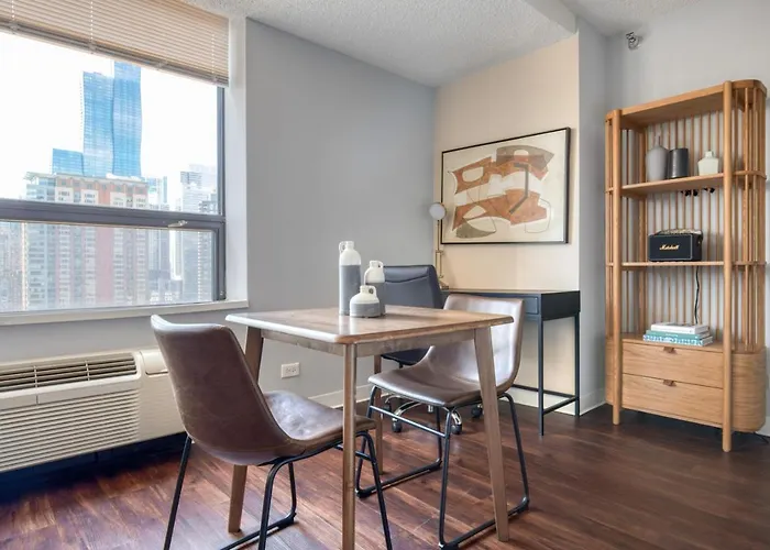 Streeterville W Pool Gym Nr Navy Pier Chi-787 * Chicago