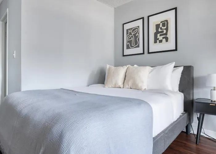 Streeterville W Pool Gym Nr Navy Pier Chi-787 *