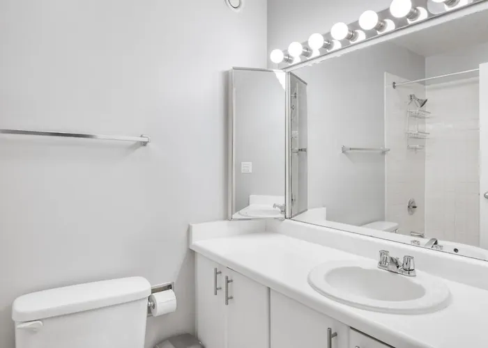 Streeterville W Pool Gym Nr Navy Pier Chi-787 * Chicago