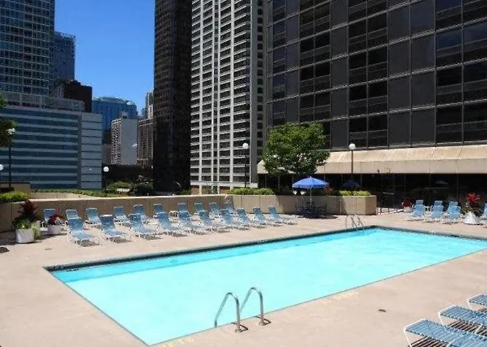 Streeterville W Pool Gym Nr Navy Pier Chi-787 * Chicago