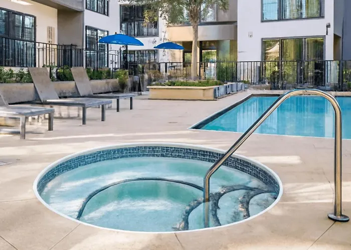 Streeterville W Pool Gym Nr Navy Pier Chi-787 * Chicago