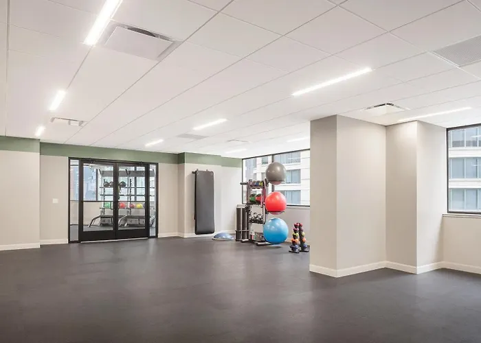 Streeterville W Pool Gym Nr Navy Pier Chi-787 *